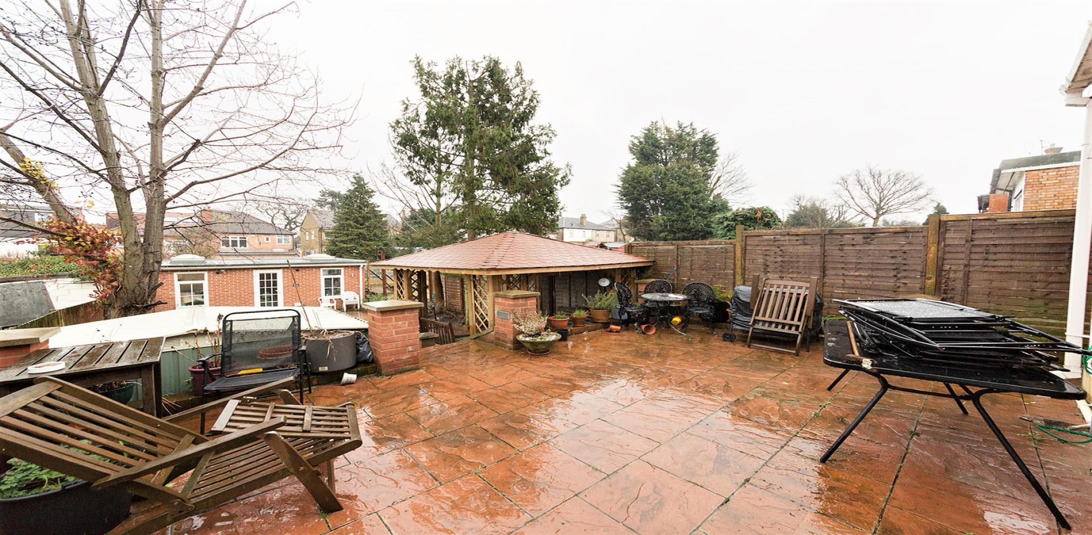 			THREE BATHROOMS, GARDEN , 4 Bedroom, 1 bath, 1 reception Semi-Detached House			 Petworth Road , NORTH FINCHLEY 